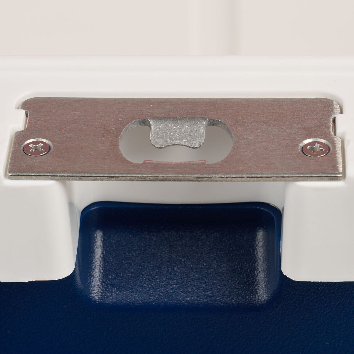 trailmate-75-qt-roller-cooler-t0 00035111-BO.jpg